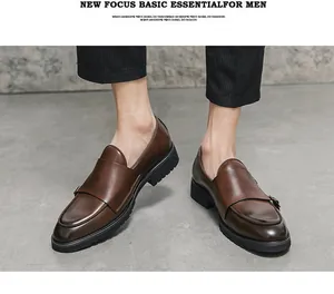 Detailopname van bruine leren monk strap schoenen voor heren met dikke zolen voor werk
