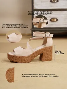 Primer plano de sandalias beige con plataforma, tacón de 8 cm y textura trenzada.