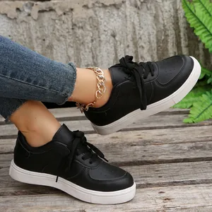Seitenansicht schwarzer Freizeitsneaker mit weißer Sohle und klobiger Fußkette