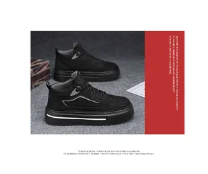 Vue détaillée de chaussures montantes décontractées en cuir noir pour hommes avec semelle