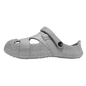 Graue Herren Gartenclogs mit strukturiertem Netzdesign und verstellbarem Riemen