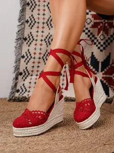 Elegantes sandalias de cuña de ganchillo rojo con cordones de moda en el tobillo