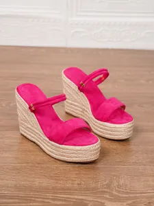 Elegantes sandalias de cuña fucsia tipo alpargata con suela de plataforma de yute trenzado