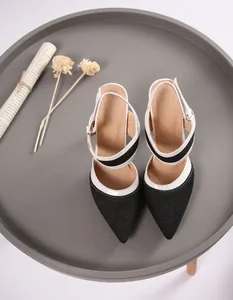 Elegantes sandalias de tacón de aguja en denim con un diseño chic de tira trasera