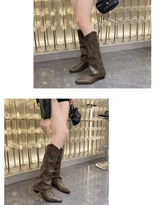 Vintage bruine kniehoogte laarzen met klinknagels in Franse cowboy-stijl van imitatieleer.