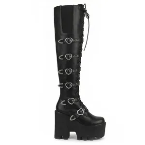 Vue détaillée d'une botte cuissarde noire à plateforme avec des boucles en cœur.