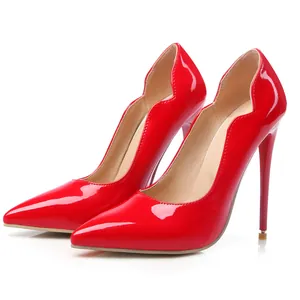 Vista lateral de elegantes salones de charol rojo con bordes festoneados y tacones de aguja