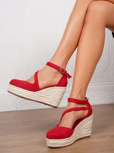 Detailansicht der roten geschlossenen Espadrille-Keilsandalen mit verstellbarem Knöchelriemen