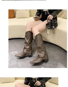 Gedetailleerde weergave van bruine vintage westernlaarzen met klinknagels en spitse neus
