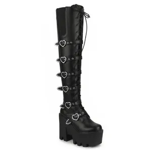 Détail de bottes gothiques à plateforme avec boucles argentées en forme de cœur réglables.