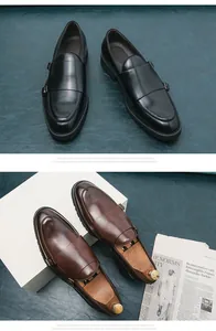 Gedetailleerd vooraanzicht van bruine heren monk-schoenen van leer met stijlvolle gespen
