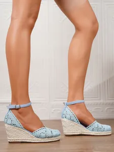 Sandalias de cuña tipo alpargata de ganchillo azul claro para mujer, estilo vacaciones.