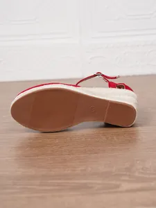 Dettaglio del sandalo espadrillas rosso con zeppa e suola con indicazione taglia 37