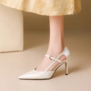 Primer plano de zapatos de tacón blancos con punta fina y correa Mary Jane
