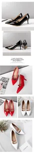 Détails des escarpins Mary Jane à bout pointu en cuir verni noir, rouge et blanc.