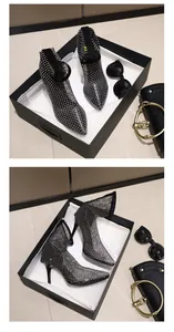 Elegante zwarte mesh enkellaarsjes met fonkelende strass-steentjes en naaldhakken