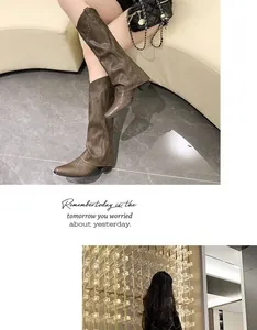 Gedetailleerd overzicht van vintage bruine laarzen met studs in Franse Western-stijl