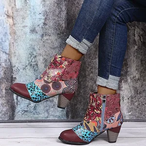 Bottines bohèmes en patchwork ethnique avec motifs floraux et talons épais portées avec jean