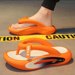 Leuchtend orangefarbene Flip-Flops mit dicker Sohle, leichte EVA-Strandsandalen für Paare.