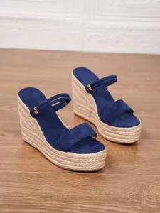 Sandalias de cuña tipo alpargata de ante azul marino con plataforma de paja trenzada