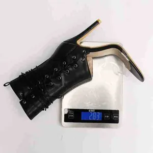 Bottine-sandale sexy à talon aiguille noire pesant 283 grammes sur balance