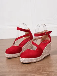 Vue détaillée de sandales compensées espadrilles en daim rouge à brides croisées