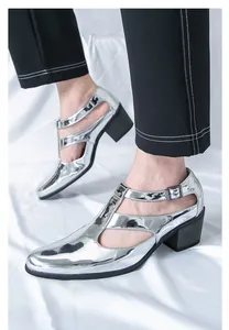 Vue détaillée de sandales à talons pour hommes en argent métallisé, bride en T
