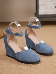 Elegante blaue Keilsandaletten aus Wildlederimitat mit geschlossener Spitze und Knöchelriemen