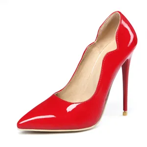 Elegantes zapatos de tacón de aguja rojos de charol con un borde ondulado muy único
