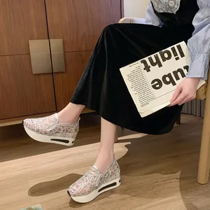 Elegante Slipper mit silbernem Spitzen-Mesh und Pailletten in einer Lifestyle-Umgebung