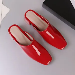 Mules élégantes en cuir verni rouge avec bout carré et talon bloc confortable pour femme