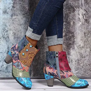 Vue détaillée de bottines bohèmes colorées en cuir patchwork avec talons hauts épais