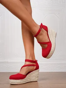 Detailansicht roter Espadrille-Keilsandaletten aus Wildleder mit geflochtenem Seilplateau
