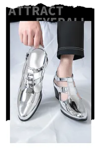 Détail des chaussures à talons hauts argentées métallisées à bride en T pour hommes