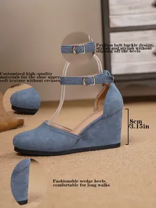 Detailansicht blaue Wildleder-Keilsandaletten mit 8 cm Absatz und Knöchelriemen-Schnalle