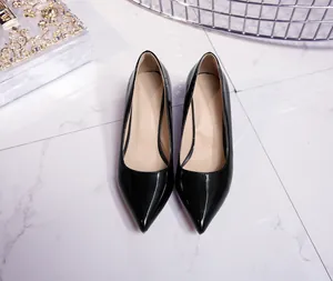 Elegant black patent leather pointed-toe pumps with a sleek 6cm mid-heel for professional wear