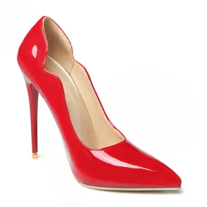 Elegantes tacones de aguja en charol rojo con punta fina y borde ondulado único