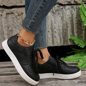 Detailansicht der schwarzen Damen-Sneaker mit dicker weißer Plateausohle und Schnürung