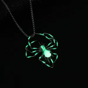 Collana con ciondolo a forma di ragno verde fluorescente per gioielli punk Halloween.