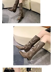 Detailweergave van bruine vintage cowboylaarzen met klinknagels gedragen door model.