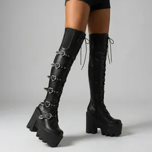 Vue détaillée des bottes cuissardes punk Y2K avec boucles cœur et talon plateforme