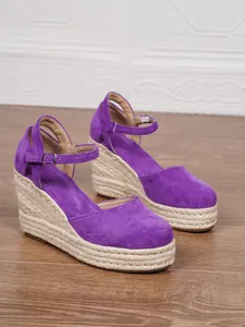 Detailansicht lila Wildleder Keilsandalen mit Plateausohle aus geflochtenem Hanfseil