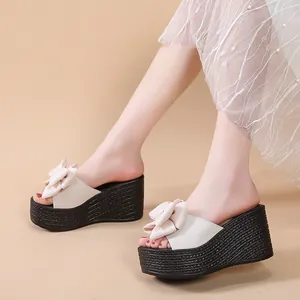 Detailansicht beige Keilabsatz-Sandalen mit Plateausohle und einer schicken Schleife