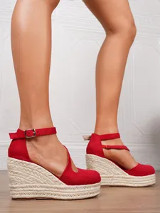 Elegante rote Espadrilles-Keilsandaletten aus Wildlederimitat mit Seilsohlendetail.