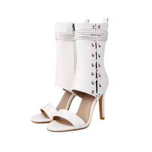 Vue latérale des bottes sandales à talons aiguilles blanches à lacets et bout ouvert