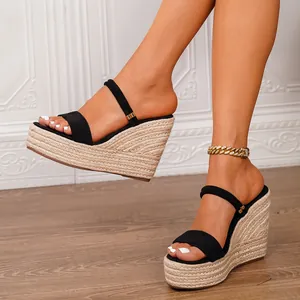 Sandalias de cuña de ante negro de verano con suela elegante de paja trenzada
