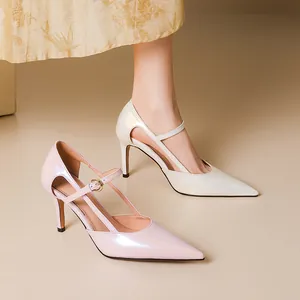 Elegantes tacones de aguja en rosa y blanco perla con acabado iridiscente.