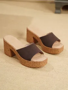 Primer plano de sandalias de plataforma para mujer con correas marrones y corcho