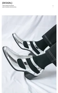 Gros plan de sandales en cuir argenté métallisé à talons hauts pour hommes avec boucle