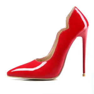 Vista lateral de elegantes tacones rojos de charol con punta fina y borde ondulado